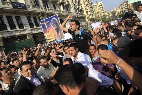 Protesta contra el ataque de radicales musulmanes a una iglesia, en El Cairo. | Ap