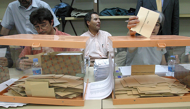 Mesa electoral durante las elecciones autonmicas de 2003. | Diego Sinova