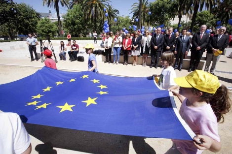 Nios participan en la celebracin por el Da de Europa. | J.Domnguez