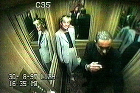 Diana de Gales y Dodi Al Fayed, grabados por una cmara de seguridad, la noche de su muerte. | AP