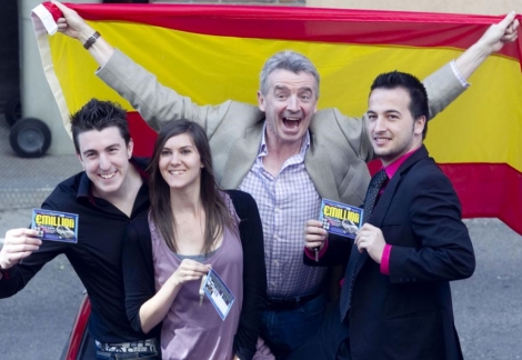 El consejero delegado de Ryanair, Michael O'Leary, porta una bandera espaola. | Begoa Rivas