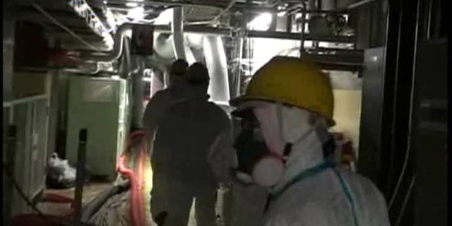 Imagen de los operadores de Tepco trabajando en el interior de la central el pasado viernes. | AP