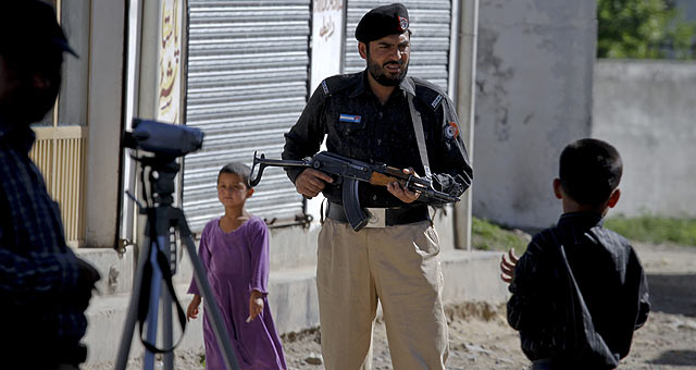 Un polica pakistan custodia la casa en la que Bin Laden muri en Abbottabad. | AP