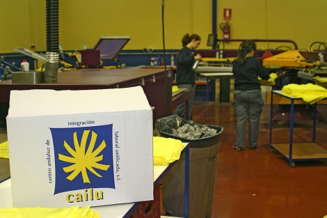 Dos trabajadoras en las instalaciones del Cailu, en Alcal de Guadara. | E.M.