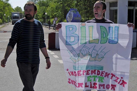 El etarra Errandonea, con una pancarta de Bildu. | Efe