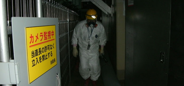 Un trabajador de Tepco, preparado para entrar en el reactor 1 de la central. | Reuters