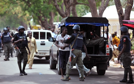 La polica detiene a un joven durante las elecciones en Bauchi, al norte de Nigeria. | Afp