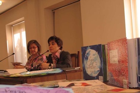 La concejala Evelia Fernndez y la escritora Asuncin Carracedo en la presentacin.