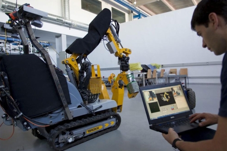 Javier Sern, de la Universidad de Mlaga, muestra el funcionamiento del robot "Alacrane", |EFE