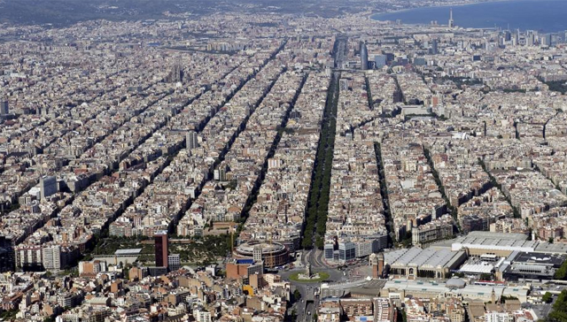 Panormica del Eixample barcelons con el Mediterrneo como lmite. | ELMUNDO.es