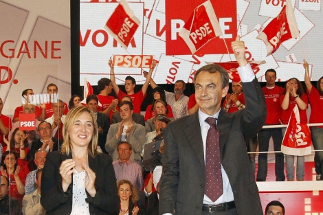 Zapatero, junto a la aspirante a la alcalda de Santander, durante un acto electoral. | Efe