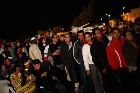 Afectados por el sesmo hacen cola para recibir comida en Lorca. | Reuters