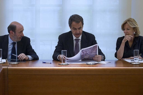 Zapatero, con Rubalcaba y Salgado en la reunin. | Gonzalo Arroyo