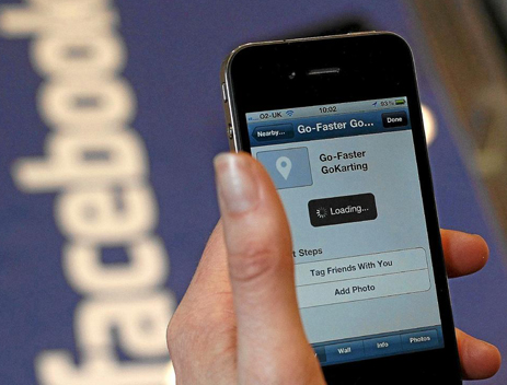 Un periodista utiliza la aplicacin Facebook Deals