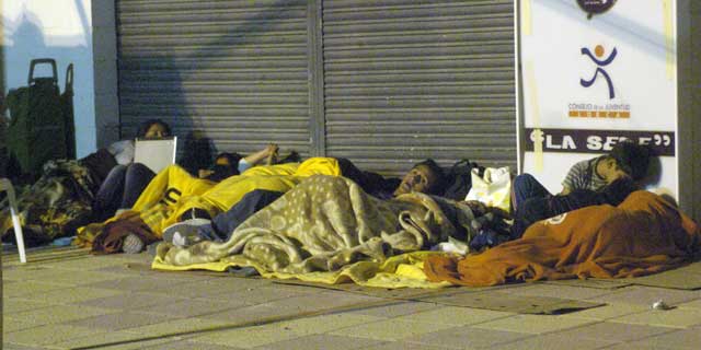 Varias personas se protegen con mantas en las calles de Lorca, por miedo a rplicas del terremoto. | Efe