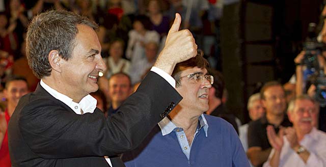 Zapatero, junto a Antich, saluda a unos militantes socialistas. | Efe/Montserrat T. Daz