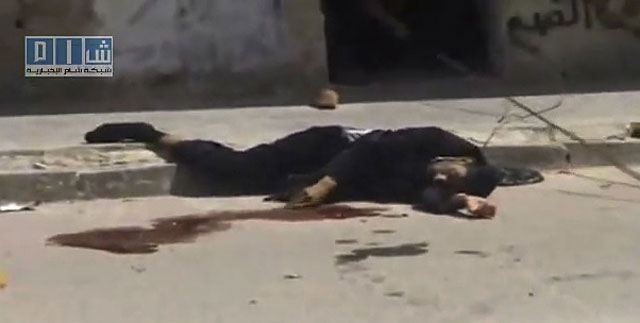 Un hombre alcanzado por las balas de los francotiradores del rgimen de Bashar Asad, en una calle de Deraa. | AP