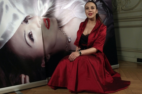 Mnica Naranjo con el cartel de 'Dame Noir' como fondo. | Antonio Heredia