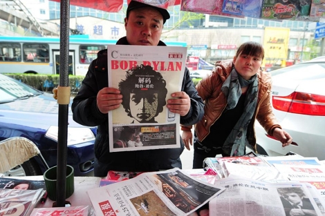 Ejemplares de una revista con la imagen de Dylan en Pekn. | Afpe BobDylan.