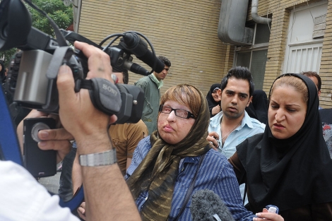 La iran Ameneh Bahrami, hoy, rodeada de periodistas. | Kaveh Kazemi
