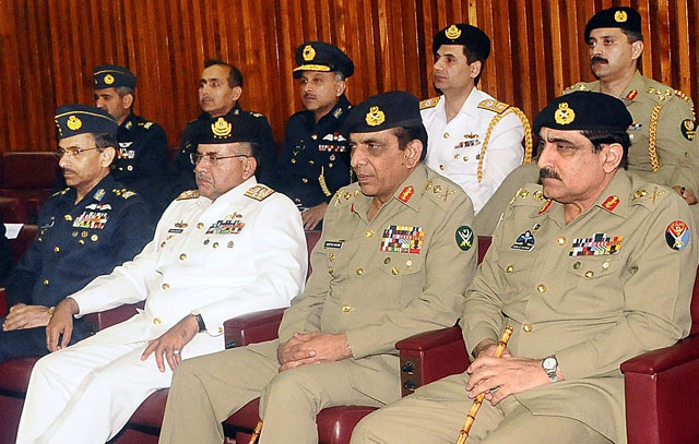 Altos cargos de las fuerzas armadas paquisanes asisten a la sesin especial del Parlamento en Islamabad. | Afp