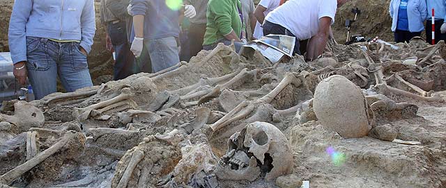 Exhumacin de cadveres en una fosa de la Guerra Civil en Santoyo (Palencia). | Manuel Brgimo
