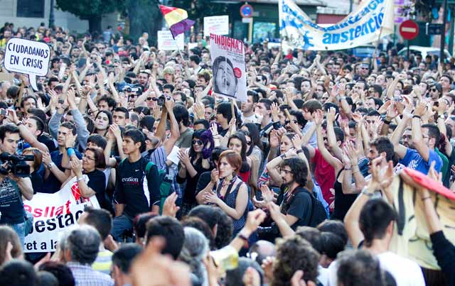Miles de manifestantes ante la sede del TSJ. | Benito Pajares