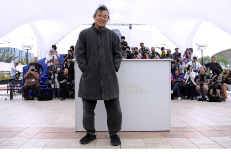 El cineasta Kim Ki-Duk posa durante la presentación de 'Arirang' en Cannes.