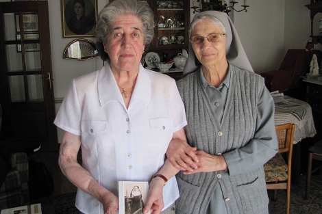 Georgina Troncoso, con una estampa de la Madre Clara y la Hermana Rita, en Baiona. | A. G.