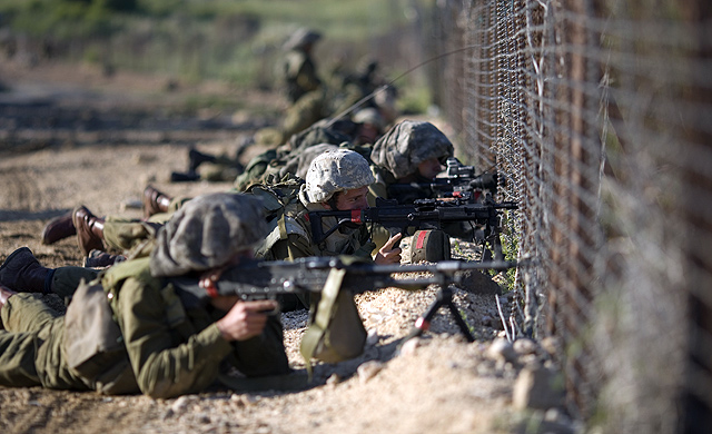 Soldados israeles defienden la frontera con Siria. | Ap