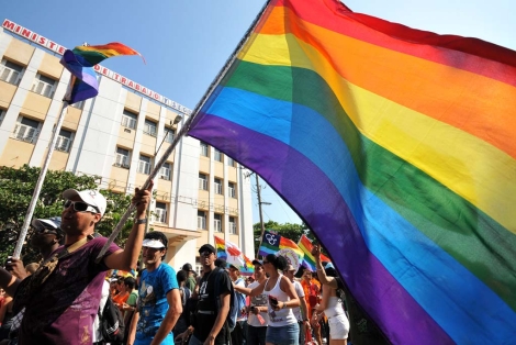 Un grupo de personas participa en una marcha contra la homofobia. | Efe