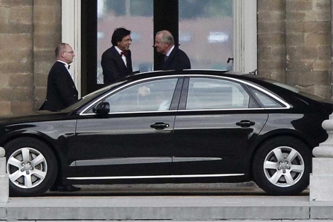 Di Rupo saluda al Rey, en el castillo de Laeken.| Reuters