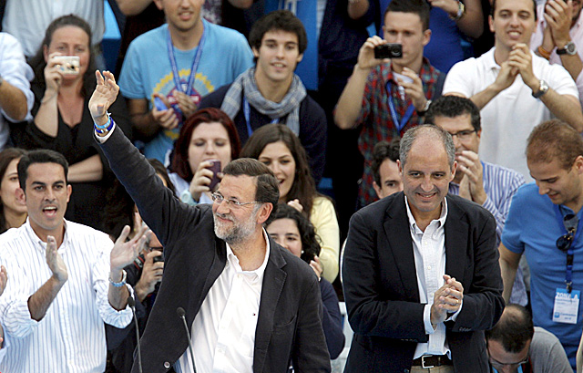 Mariano Rajoy y Francisco Camps saludan a sus simpatizantes en Valencia. | Efe