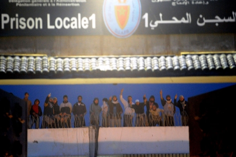Varios prisioneros protestan en la azotea de la crcel de Sale. | Afp MAS IMAGENES