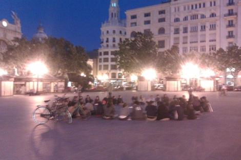 Imagen de la sentada en la plaza del Ayuntamiento de este lunes | twitpic.com