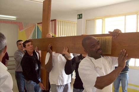 Los reclusos portan la cruz durante la procesin en la prisin. | M.C.