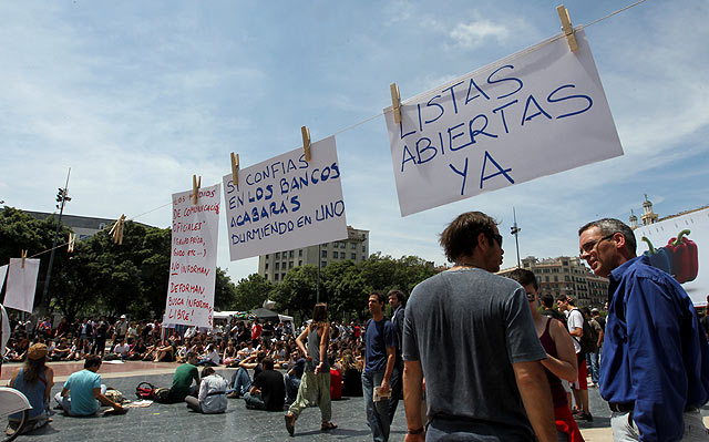 Las reivindicaciones de la protesta apuntan a partidos y banca. | Foto: Domnec Umbert