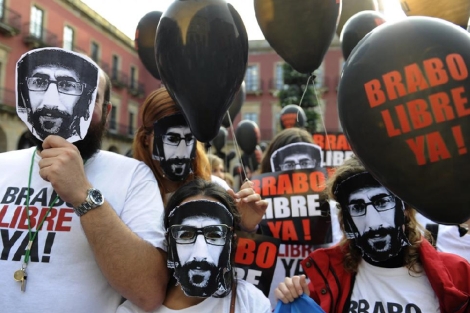 Manifestantes por la liberacin del fotgrafo Manu Brabo, en Gijn. (Foto: Reuters)