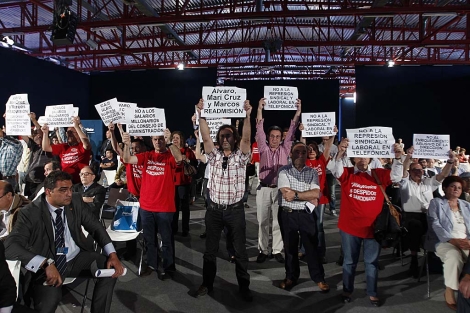 Trabajadores de Telefnica protestan durante la junta de accionistas. | Javier Barbancho