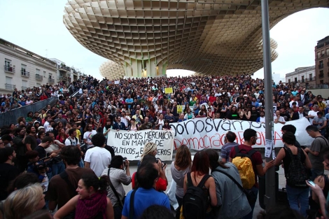 La protesta sigue en Sevilla pese a la prohibicin. | Esther Lobato