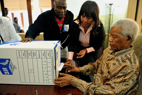El ex presidente sudafricano vota desde su casa ante las elecciones de hoy. | AP