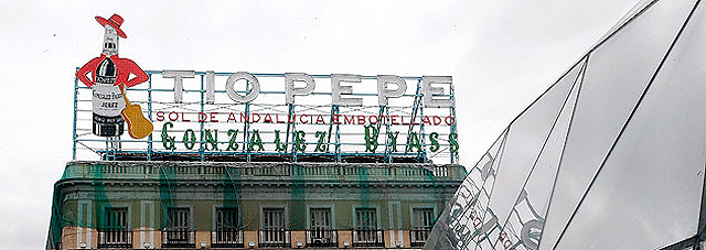 Imagen de la Puerta del Sol con el anuncio de To Pepe, ahora en restauracin. | Diego Sinova