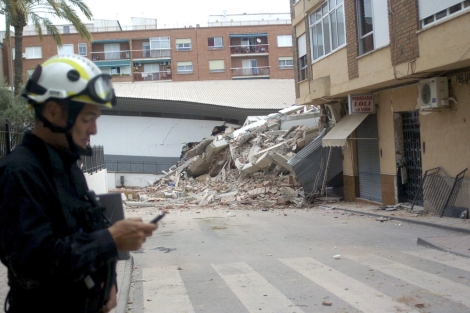 Edificio Grial, en el barrio lorquino de La Via, primero en ser derruido. | Efe