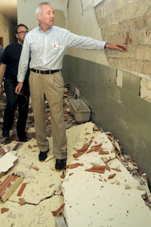 El presidente de Murcia, Ramn Luis Valcrcel, visitando un edificio afectado. | Efe