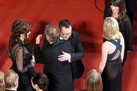 Von Trier, anoche, recibe el abrazo del director del festival, Thierry Fremaux. | AFP