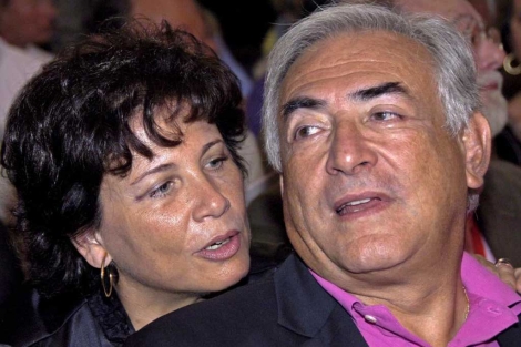 Strauss-Kahn, en una foto de archivo junto a su esposa, Sinclair. | Efe
