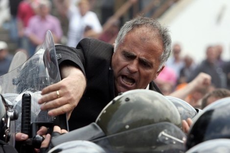 Los opositores albanos se enfrentan con la polica en Tirana. | Rueters