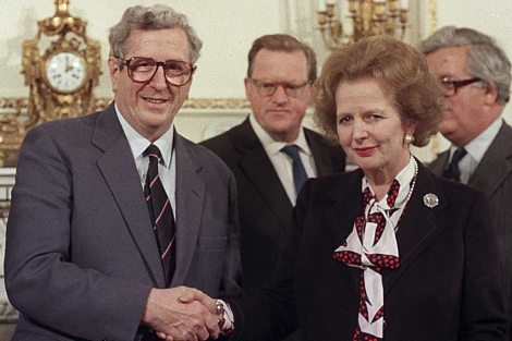 FitzGerald y Thatcher tras firmar el acuerdo anglo-irlands en 1985 en Irlanda. | Ap