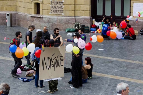 'Los indignados' acampan frente al Teatro Arriaga de Bilbao. | Iaki Andrs