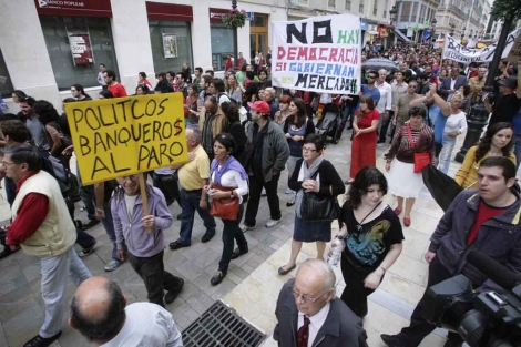 Miles de personas se manifiestan por la calle Larios. | J. Domnguez